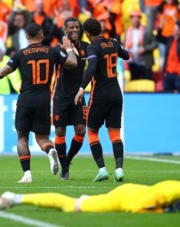  热刺孔蒂变阵三中卫见效，零封对手终结连败颓势  