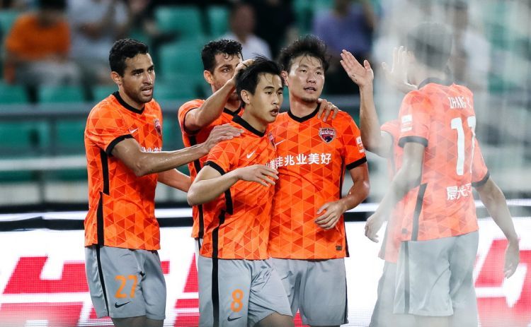  兰斯主场十人应战，顽强逼平领头羊马赛  